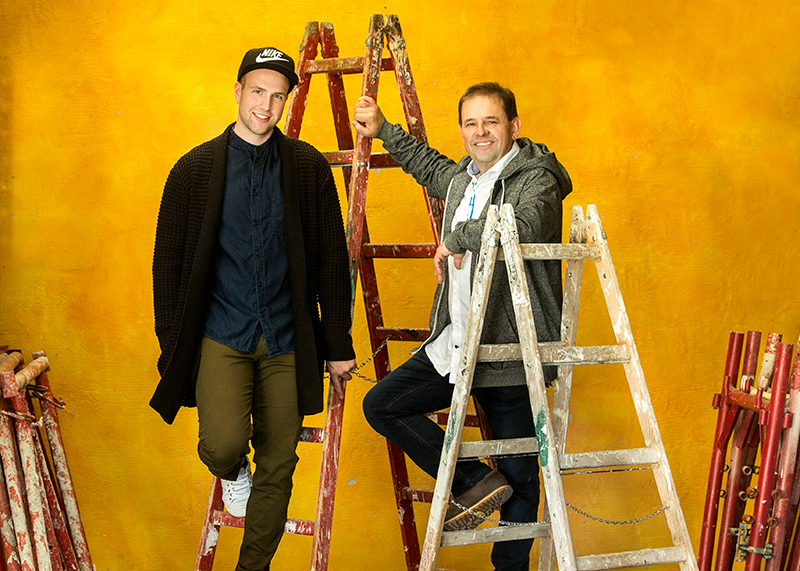 team-zinkl_neu_manuel-und-robert Team Zinkl - Manuel und Robert Zinkl mit Stehleitern vor einer gelben Wand